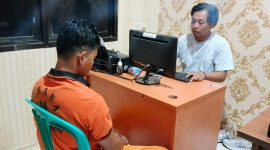 Pelaku Maling saat di BAP Anggota Polsek Carenang, Kabupaten Serang. (Ist)