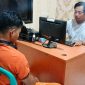 Pelaku Maling saat di BAP Anggota Polsek Carenang, Kabupaten Serang. (Ist)