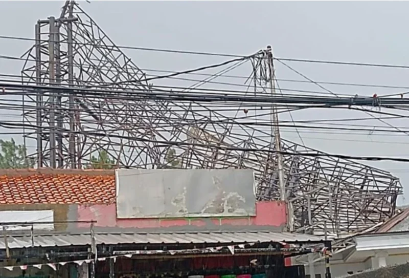 Kondisi Reklame Roboh di Ciputat, Tangerang Selatan. (Ist)