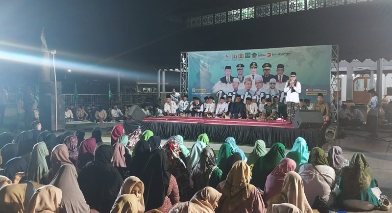 Ribuan santri memadati halaman Masjid Agung Ats-Tsauroh, Kota Serang, saat peringatan Hari Santri Nasional 2025, Selasa, 21 Oktober 2025