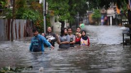 Warga saat menerjang banjir. (Ist)