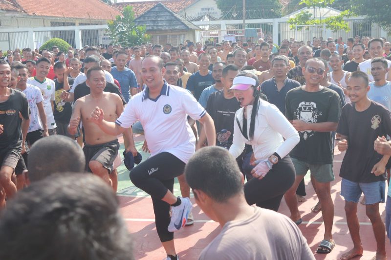 Warga Binaan Lembaga Permasyarakatan ( Lapas ) Senam Bersama dalam Mempererat Kebersamaan 
