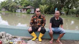 Wali Kota Serang, Budi Rustandi saat duduk bersama warga di tengah-tengah banjir. (Dok)