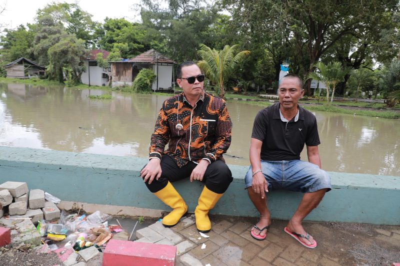 Wali Kota Serang, Budi Rustandi saat duduk bersama warga di tengah-tengah banjir. (Dok)