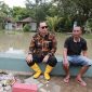 Wali Kota Serang, Budi Rustandi saat duduk bersama warga di tengah-tengah banjir. (Dok)