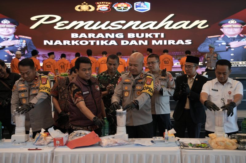 Kapolda Banten Musnahkan Barang Bukti Narkoba dan Minuman Keras ( Miras ) Menjelang Tahun Baru 2025.