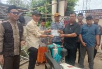 DPRD Provinsi Banten Salurkan Satu Unit Traktor kepada Kelompok Tani Mucekil 7 Desa Bojong Pandan, Kecamatan Tunjung Teja.