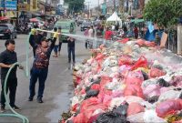 Sampah tampak menumpuk di pinggir jalan Tangerang Selatan.
