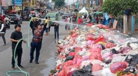 Sampah tampak menumpuk di pinggir jalan Tangerang Selatan.