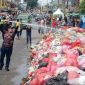 Sampah tampak menumpuk di pinggir jalan Tangerang Selatan.