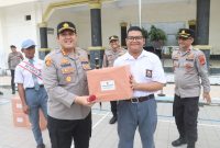 Kapolresta Serang kota, Kombes pol Yudha Satria, memberikan Hadia kapada siswa yang Aktif dalam Menjawab kuis di SMK PGRI 1, Senin (26/1) Foto: (ist/Totalbanten).
