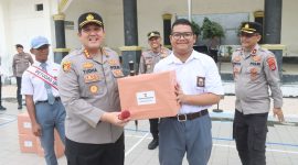Kapolresta Serang kota, Kombes pol Yudha Satria, memberikan Hadia kapada siswa yang Aktif dalam Menjawab kuis di SMK PGRI 1, Senin (26/1) Foto: (ist/Totalbanten).