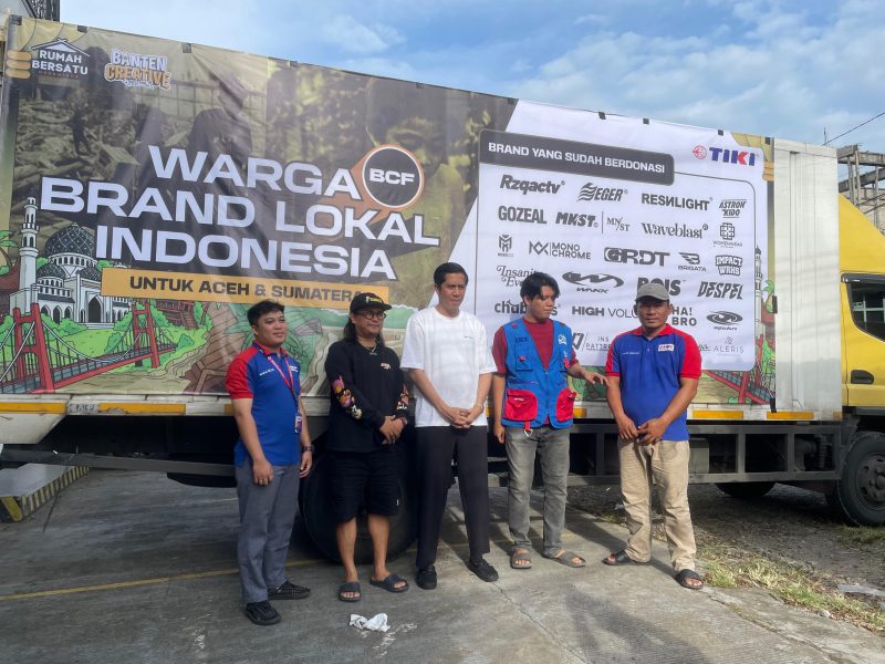 Pengurus Banten Creative Festival usai Mengemas Pakaian Brand Lokal untuk Dikirimkan ke Aceh. (Dok.Istimewa)