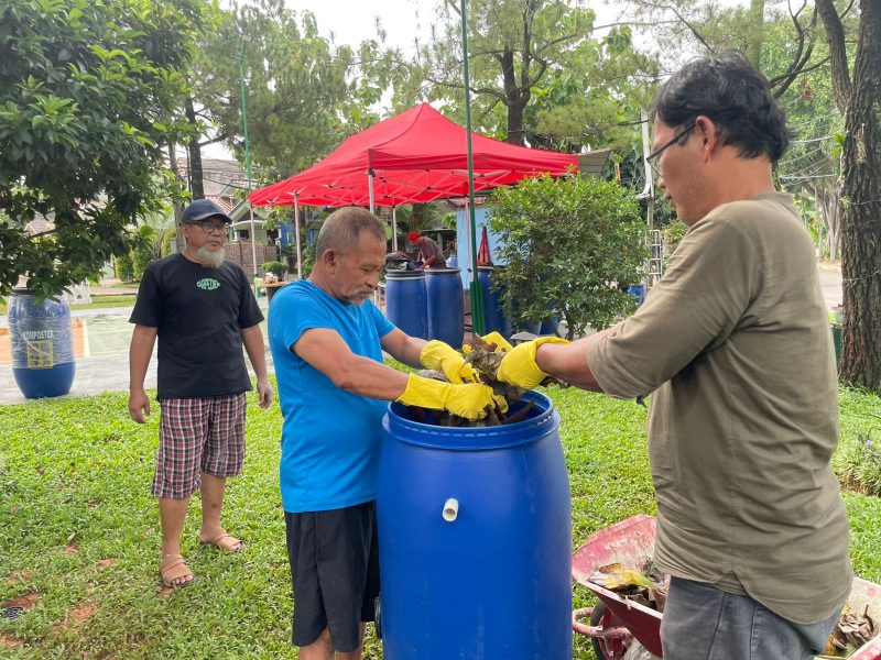 Warga Ciputat Buat Puluhan Komposter Organik di 3 RW Dalam menangani Masalah Sampah