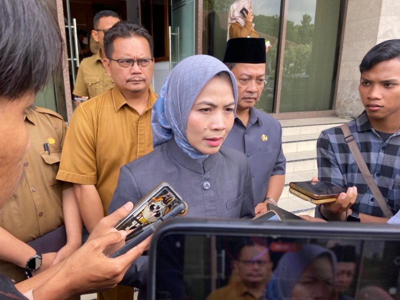 Bupati Serang Ratu Rachmatizakiyah Distribusikan Bantuan Pompa Air dan Normalisasi Sungai Pada Wilayah Terdampak Banjir Di Kabupaten Serang.