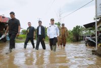 Ketua DPRD Banten, Fahmi Hakim saat meninjau banjir di wilayah Kecamatan Tunjung Teja, Kabupaten Serang. (Dok. Total Banten)