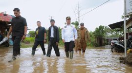 Ketua DPRD Banten, Fahmi Hakim saat meninjau banjir di wilayah Kecamatan Tunjung Teja, Kabupaten Serang. (Dok. Total Banten)