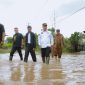 Ketua DPRD Banten, Fahmi Hakim saat meninjau banjir di wilayah Kecamatan Tunjung Teja, Kabupaten Serang. (Dok. Total Banten)