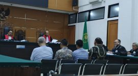 Sidang Eks kadis LH Tangsel, sesaat setelah membaca tuntutan oleh Jaksa di Pengadilan Negeri Serang, (Dok: Totalbanten).