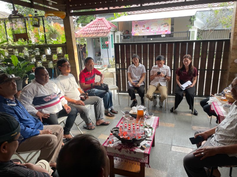 Wakil ketua DPRD kota tanggerang Selatan, Maria Teresa Suhardja, Mengunjungi warga Bukit Nusa Indah, kamis (29/1/2025) (Dok : Ist/Totalbanten).