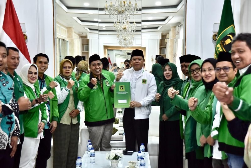 Foto bersama Ketua Umum PPP, Muhamad Mardiono, usai penyerahan PLT Ketua Dan Sekertaris DPW PPP Banten, (Dok: Ist/Totalbanten).