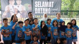 Gubernur Bantrn, Andra Soni bersama Anak- Anak dalam Ajang Kejurnas, Sabtu (31/3) Foto : (Ist/Totalbanten.com).