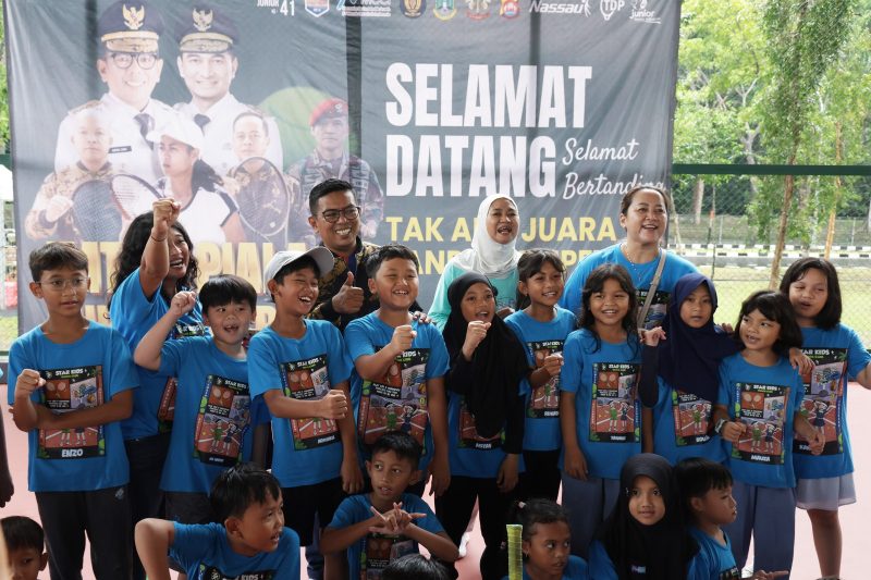Gubernur Bantrn, Andra Soni bersama Anak- Anak dalam Ajang Kejurnas, Sabtu (31/3) Foto : (Ist/Totalbanten.com).