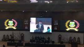 Ketua DPRD Banten, Fahmi Hakim saat memimpin sumpah dan janji Rian Hidayat. (Foto; Total Banten)