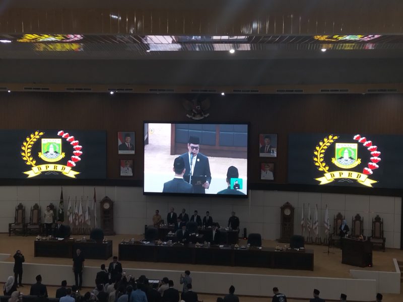 Ketua DPRD Banten, Fahmi Hakim saat memimpin sumpah dan janji Rian Hidayat. (Foto; Total Banten)