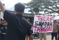 Aksi Penolakan Warga Atas Kiriman Sampah dari Tangerang Selatan. (Dok. Totalbanten.com)