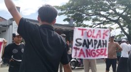 Aksi Penolakan Warga Atas Kiriman Sampah dari Tangerang Selatan. (Dok. Totalbanten.com)