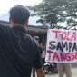 Aksi Penolakan Warga Atas Kiriman Sampah dari Tangerang Selatan. (Dok. Totalbanten.com)