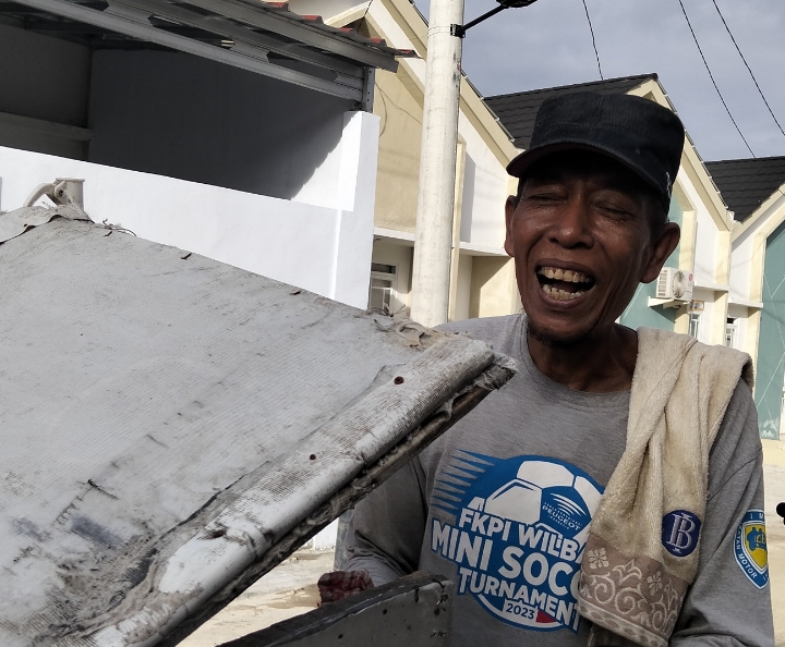 Udin Saputra (58) Penjual Putu asal Cirebon. (dok. Total Banten)