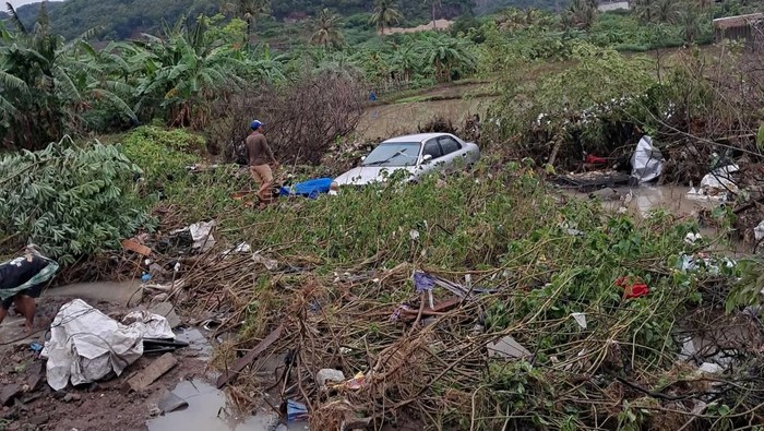 Mobil yang terseret arus banjir di Kota Cilegon. (dok.Istimewa)