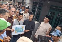 Walikota serang, Budi Rustandi, Memberikan Bantua kepada keluarga korban Rumah Roboh, Selasa (3/2) (Doc: Dirhat/Totalbanten).