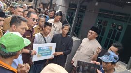 Walikota serang, Budi Rustandi, Memberikan Bantua kepada keluarga korban Rumah Roboh, Selasa (3/2) (Doc: Dirhat/Totalbanten).