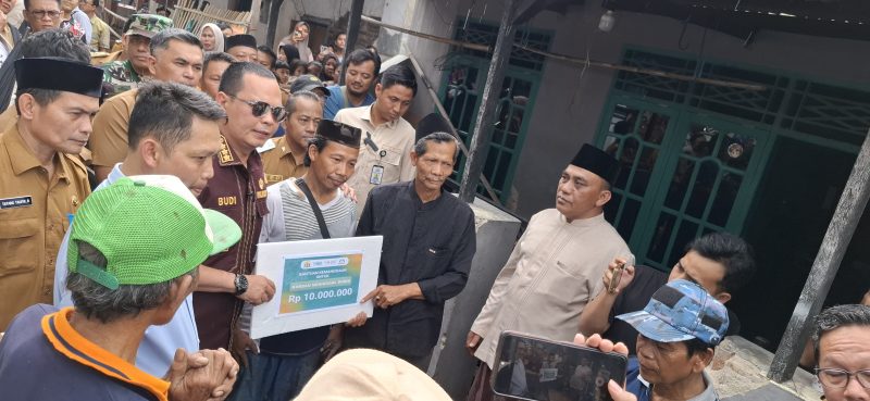Walikota serang, Budi Rustandi, Memberikan Bantua kepada keluarga korban Rumah Roboh, Selasa (3/2) (Doc: Dirhat/Totalbanten).