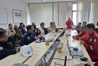 Kementrian Lingkungan Hidup ( KLH) Hanif Faisol Nurofiq, membahas Kasus Kebocoran kimia dengan PT Vopak terminal Merak, Kota Cilegon, Rabu (4/2) Doc; Dir/Totalbanten.
