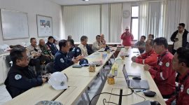 Kementrian Lingkungan Hidup ( KLH) Hanif Faisol Nurofiq, membahas Kasus Kebocoran kimia dengan PT Vopak terminal Merak, Kota Cilegon, Rabu (4/2) Doc; Dir/Totalbanten.
