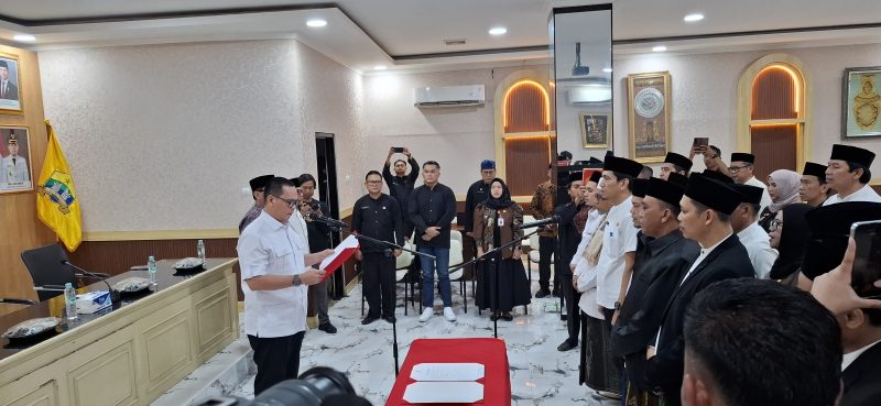 Walikota Serang, Budi Rustandi, Mebacakan Sumpah dan Janji dalam pelantikan Satgas Serang Mengaji, Jumat, 6 Februari 2026, (Doc: Dir/Totalbanten)