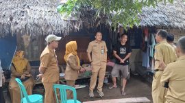 Musbika Dan Pejabat OPD kabupaten serang meninjaw lokasi RTLH milik Nurjamal di cisait, Senin(9/2) Doc: Total Banten.