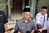 Wakil Bupati Serang, Najib Hamas, memberikan keterangan usai Rapat Paripurna Kepada pers di halaman gedung DPRD Kabupaten Serang, Rabu (18/2) Doc (Totalbanten).