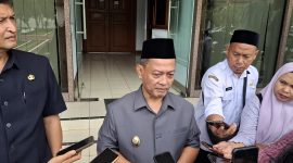 Wakil Bupati Serang, Najib Hamas, memberikan keterangan usai Rapat Paripurna Kepada pers di halaman gedung DPRD Kabupaten Serang, Rabu (18/2) Doc (Totalbanten).
