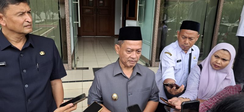 Wakil Bupati Serang, Najib Hamas, memberikan keterangan usai Rapat Paripurna Kepada pers di halaman gedung DPRD Kabupaten Serang, Rabu (18/2) Doc (Totalbanten).