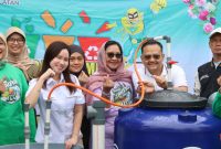 Maria Teresa dan Yudi Budi Wibowo saat menyerahkan bantuan dari Pemkot Tangsel dan Pemprov Banten. (Dok)