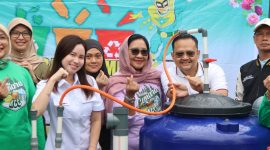 Maria Teresa dan Yudi Budi Wibowo saat menyerahkan bantuan dari Pemkot Tangsel dan Pemprov Banten. (Dok)