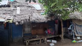 Rumah Rapuh dengan Atap Bolong di pojokan perumahan Geraha Cisait, Desa Cisait, kecamatan keragilan. (Doc: Totalbanten)