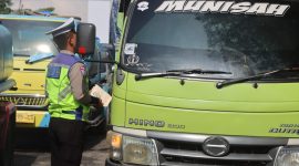 Tim Operasi Keselamatan Maung 2026, polresta Serang kota, menilang satu unit truk odol di Lampu Merah Boru Curug, Kota Serang, kamis (12/2) Doc: Totalbanten.
