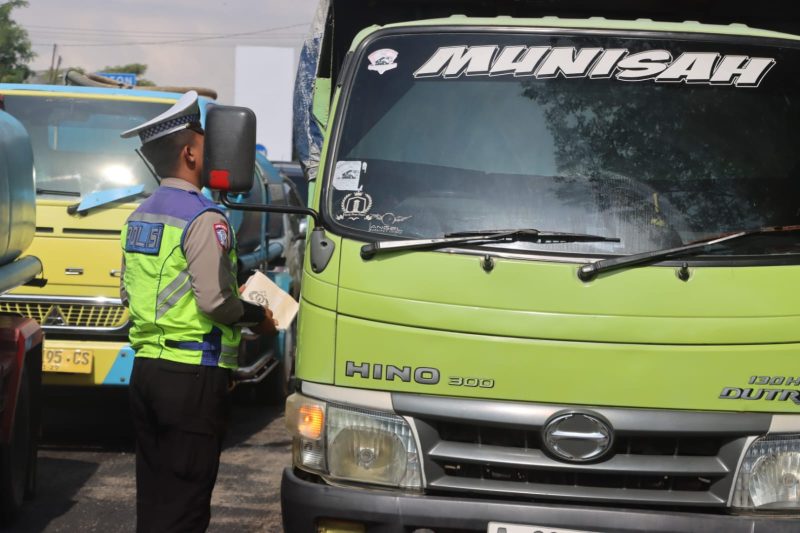 Tim Operasi Keselamatan Maung 2026, polresta Serang kota, menilang satu unit truk odol di Lampu Merah Boru Curug, Kota Serang, kamis (12/2) Doc: Totalbanten.
