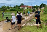 Potret, Warga Kampung Cigerem, Kelurahan Pabuaran, Kecamatan Walantaka, Tanam pohon Pisang Di jalan Rusak, (Doc: Totalbanten.com).